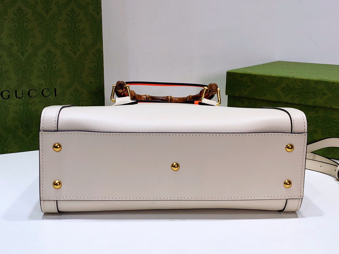 G u c c i white 20x 16x 10 or 27x 24x 11