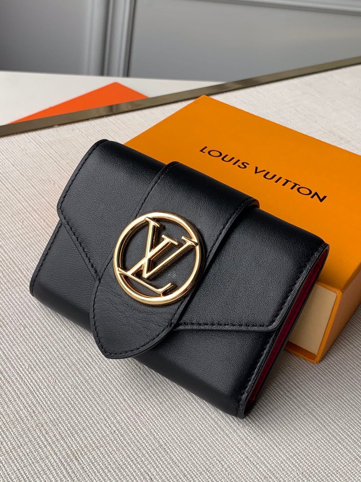 handbag with circle
