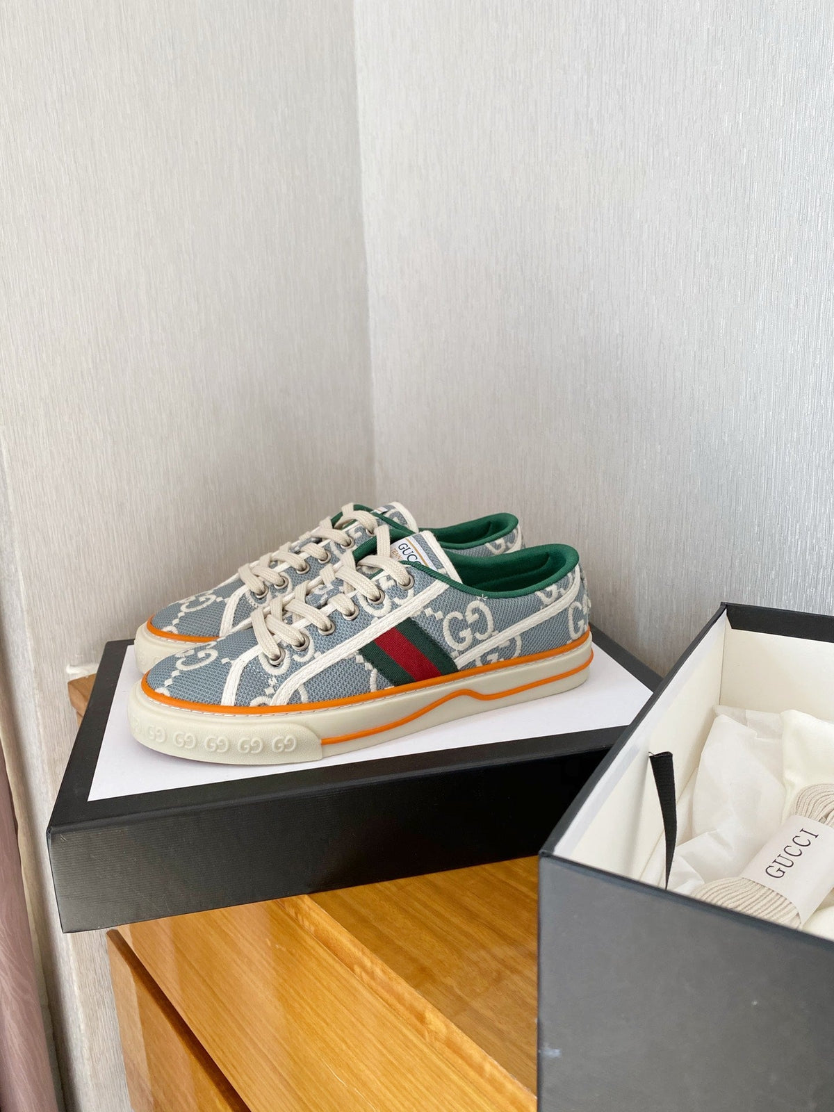 G U c c I tennis sneakers