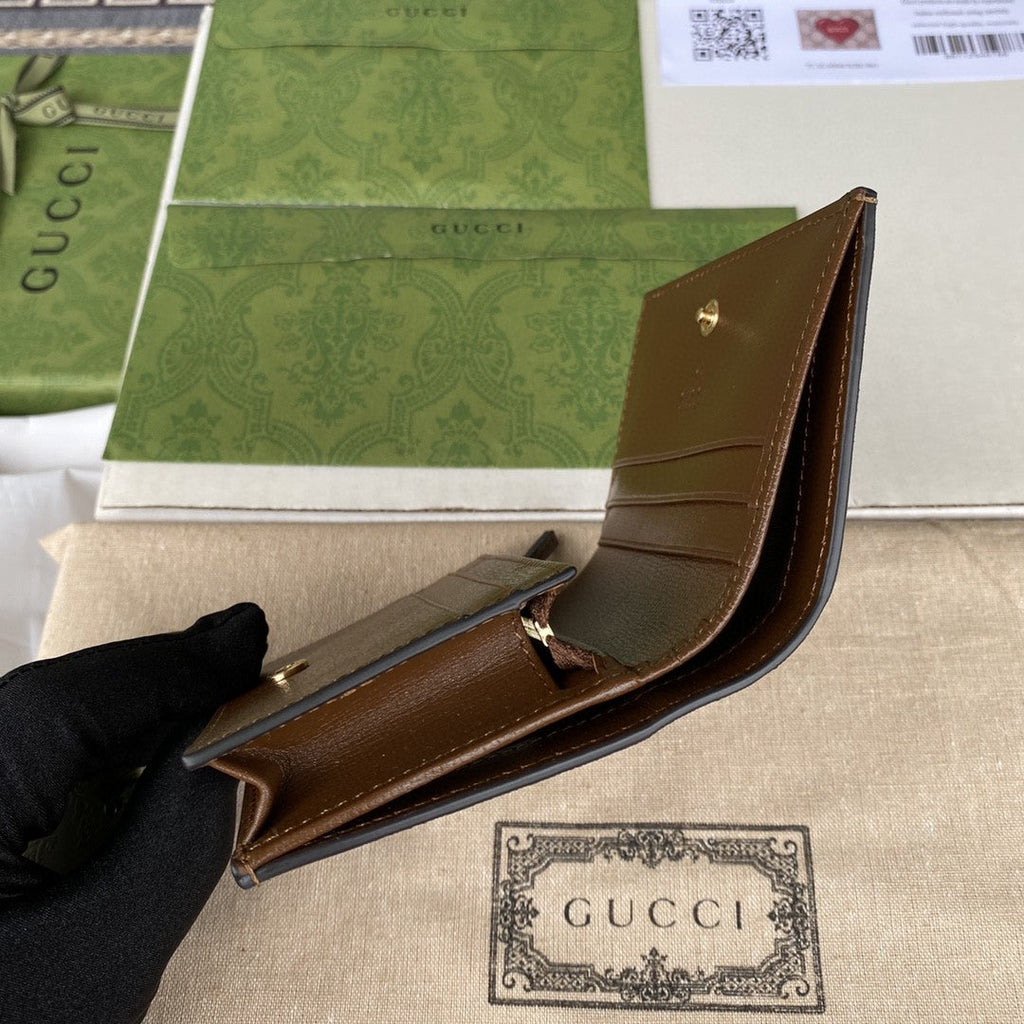 G u c c I wallet heart