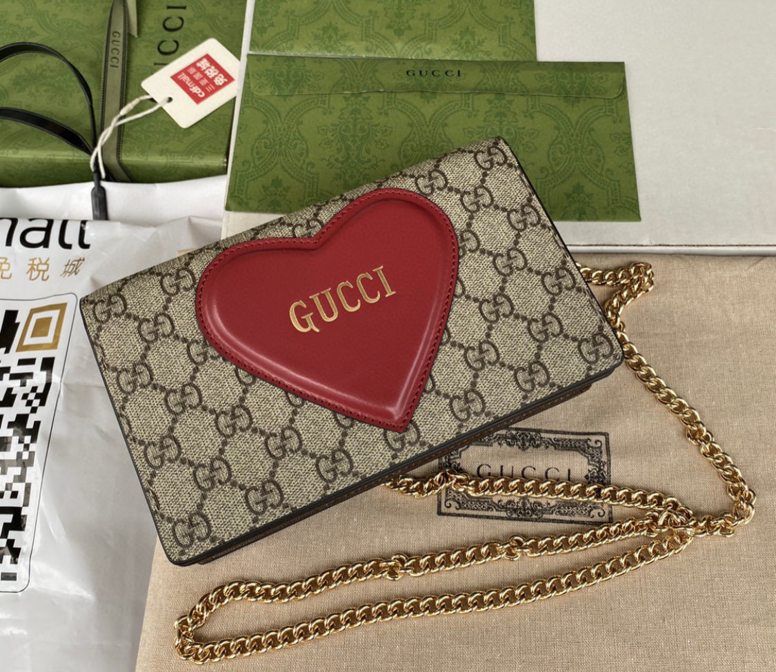 G U c c I heart