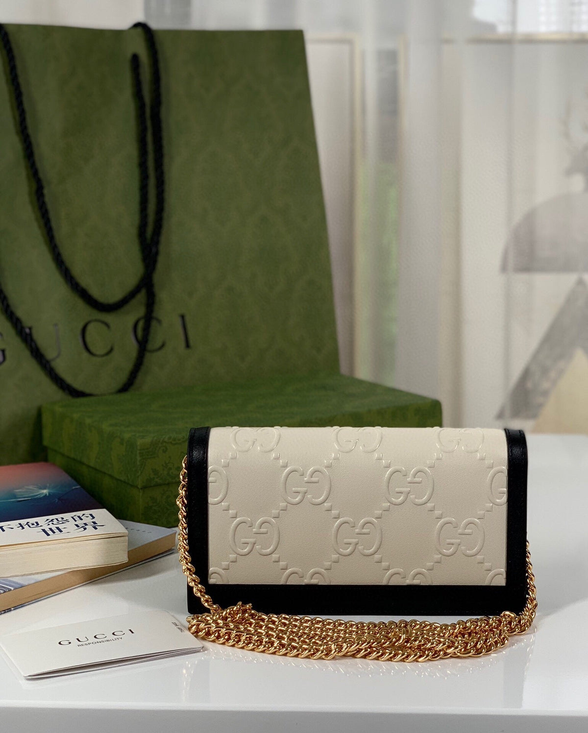 G u c c i white new W19 H10 D4cm